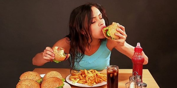 Ученые выяснили, что вредная пища делает человека ленивым