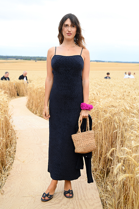 "А там ещё немного - и Прованс": Тина Кунаки на показе Jacquemus в пшеничном поле Мода,Новости моды