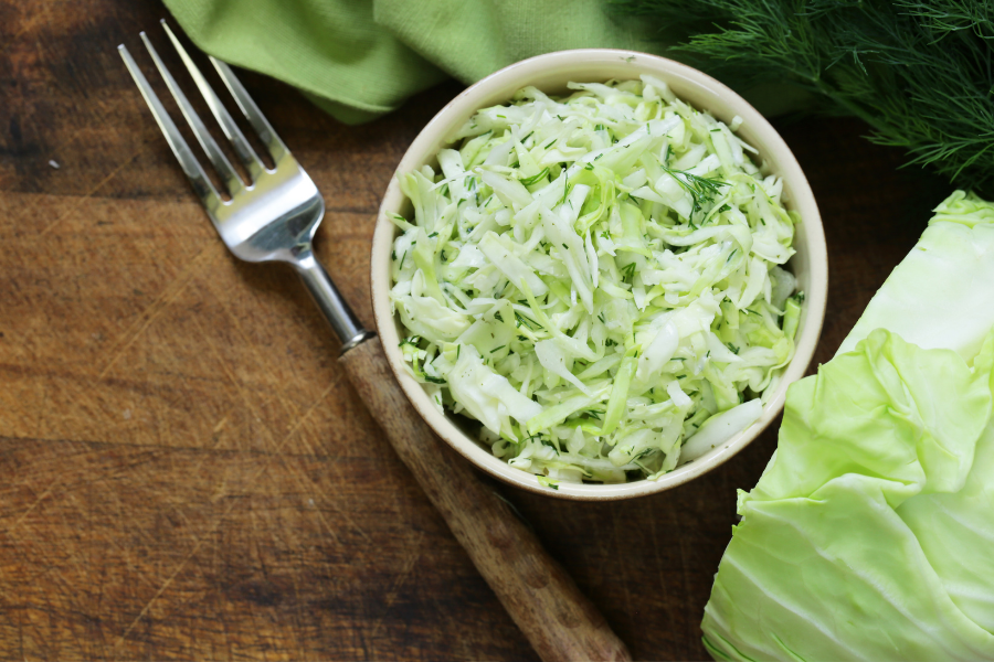 Секретный ингредиент салата из молодой капусты: Этот рецепт за 10 минут изменит ваше представление о летних салатах!