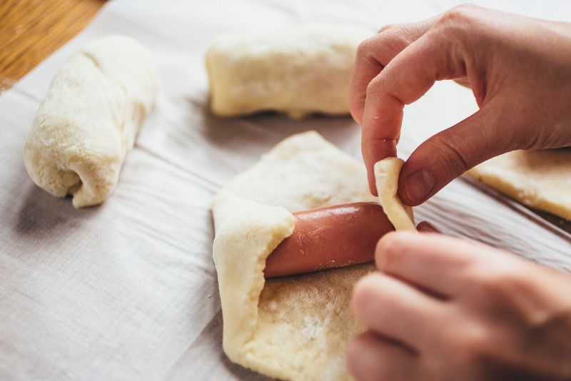 Как завернуть пироги с сосиской