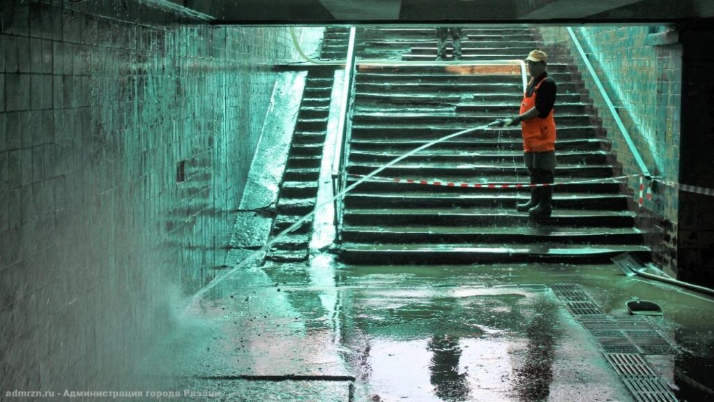 В Рязани почистили подземный переход у «Барса на Московском»