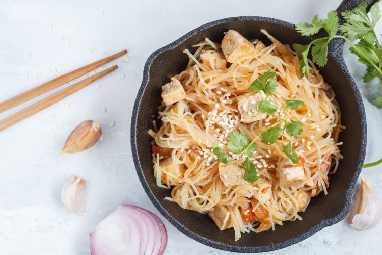 15 рецептов с рисовой лапшой, которые придутся по вкусу каждому 15 рецептов с рисовой лапшой, которые придутся по вкусу каждому рисовой, лапшу, соуса, лапши, понадобится, рисовую, минут, чеснока, обжарь, зубчика, добавь, овощи, соевого, лапша, перец, Отвари, Рисовая, специи Приготовление, чеснок, болгарский