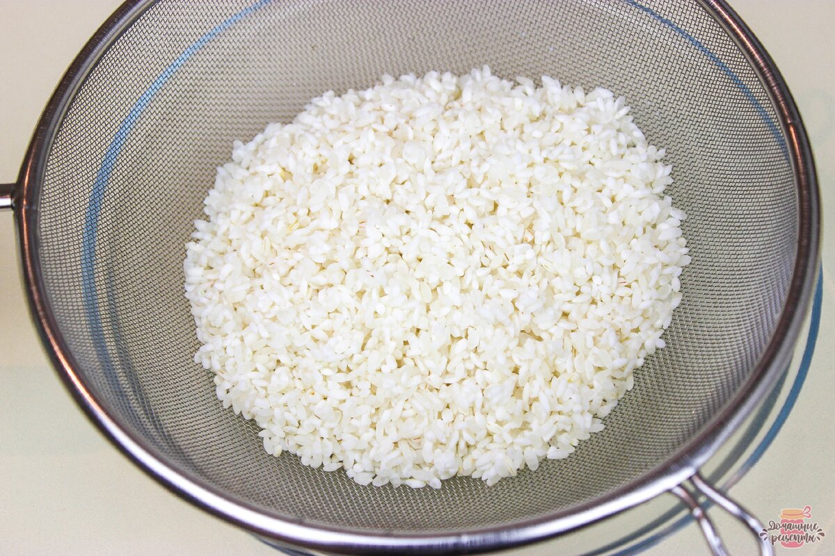 Для приготовления каши лучше всего использовать круглый белый рис, он лучше разваривается, из него получается самая мягкая и нежная каша. Рис несколько раз нужно промыть, чтобы вода после промывания стала прозрачной.