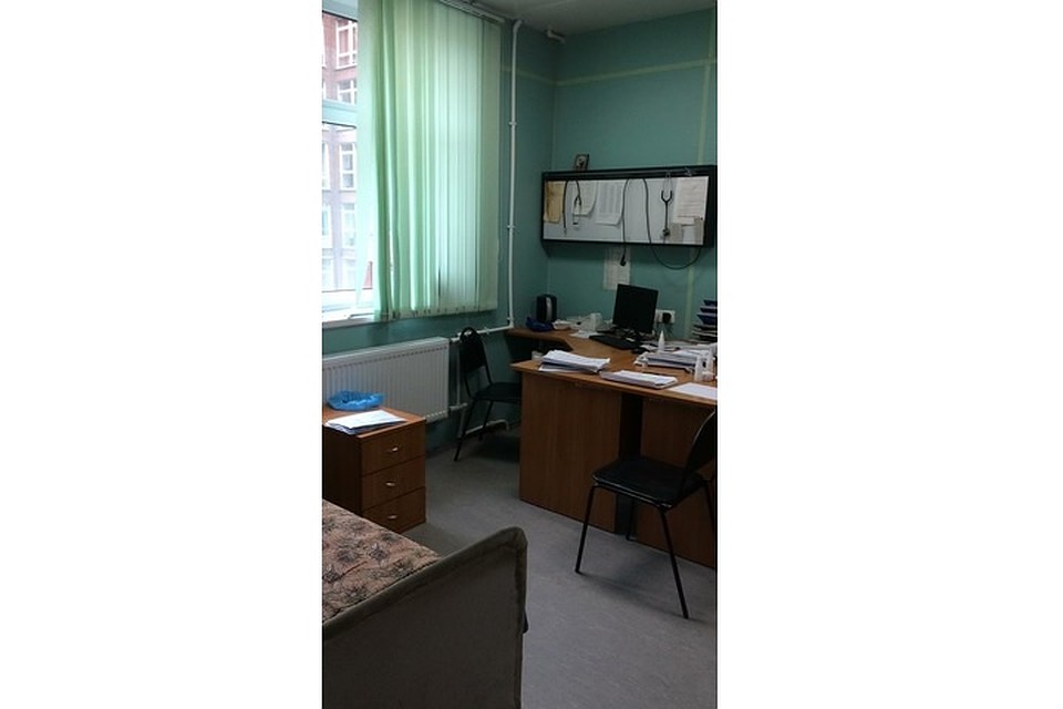 Спальные места медики устраивают прямо в рабочих кабинетах. Фото: предоставлено героем публикации 