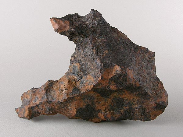 Фрагмент железного метеорита(2,6 гр). Общая масса найденных фрагментов — более 30 тонн. Упал около 20-40 тыс. лет назад в нескольких километрах от каньона Дьябло, Аризона, США