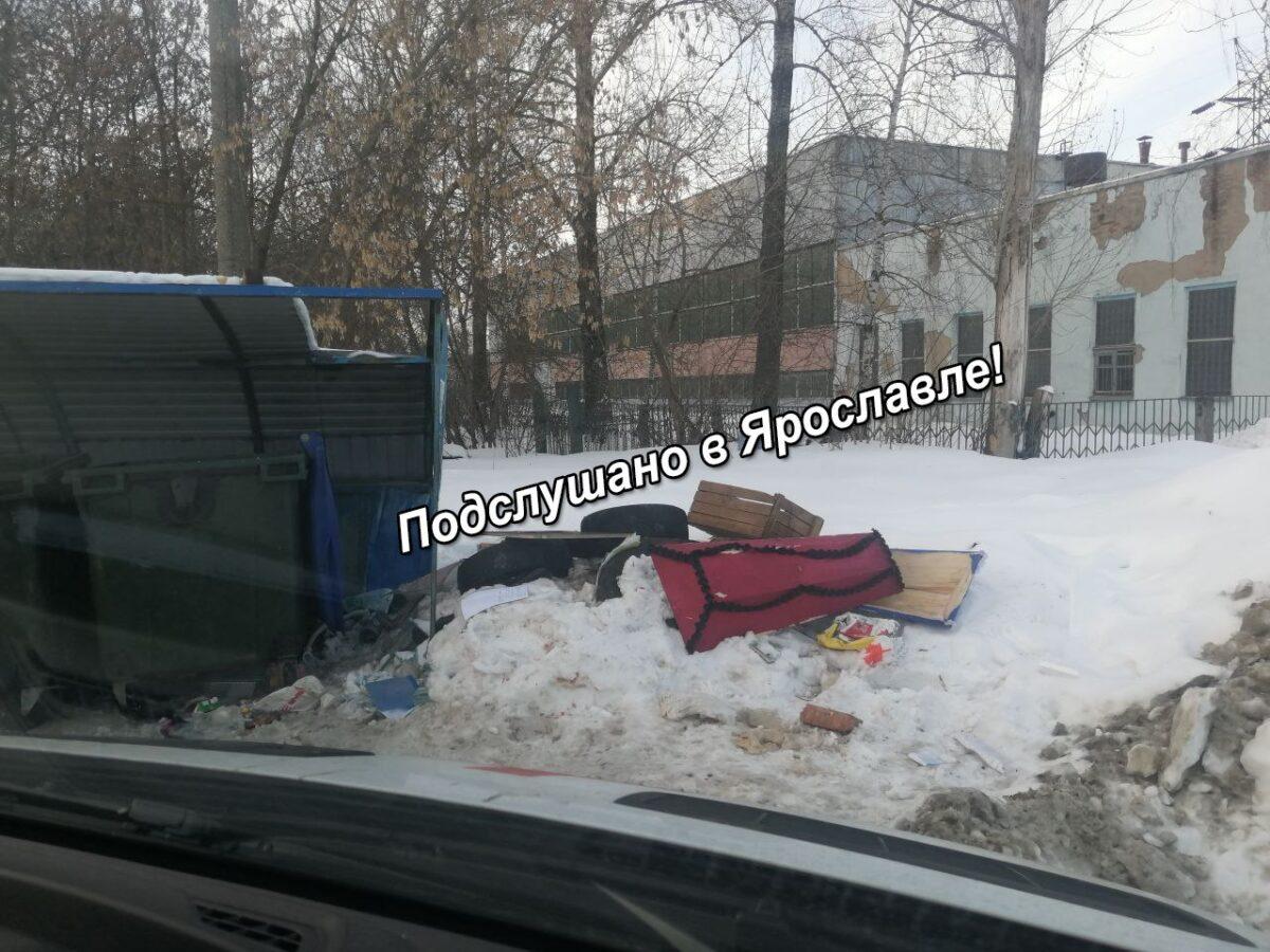 Жителей Ярославля испугала помойка с гробами напротив больницы