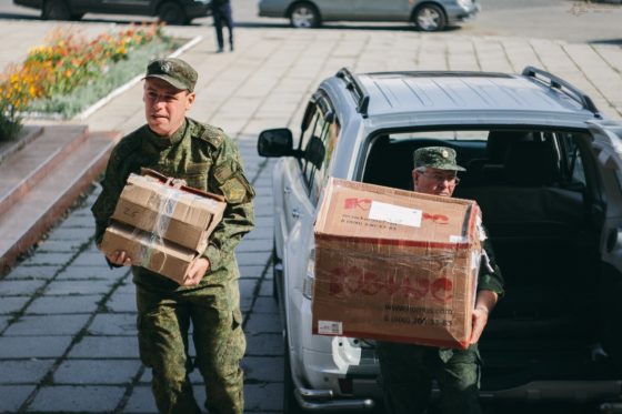 Школьники Старобешево получили помощь от ВС ДНР и фонда «Руспомощь»