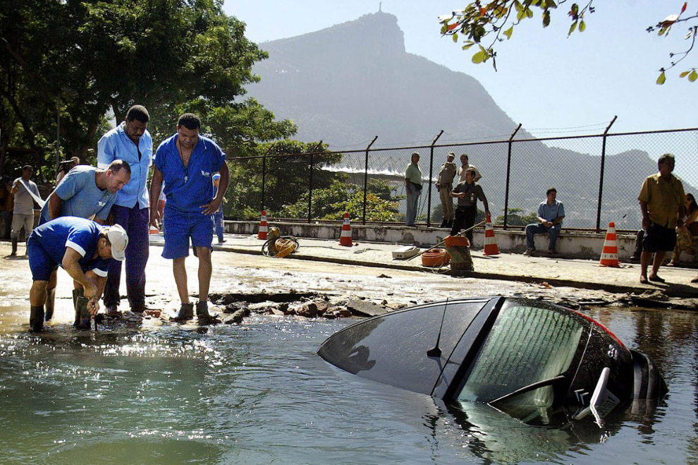 Дыры в Земле, способные поглотить автомобили и даже целые здания Дыры в Земле, способные поглотить автомобили и даже целые здания ДТП