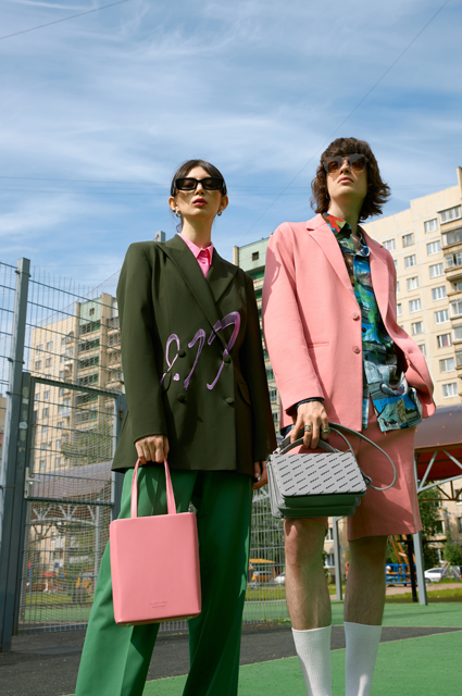 Сандалии, сумки и кроссовки: смотрим на летние аксессуары в новых лукбуках Лукбук