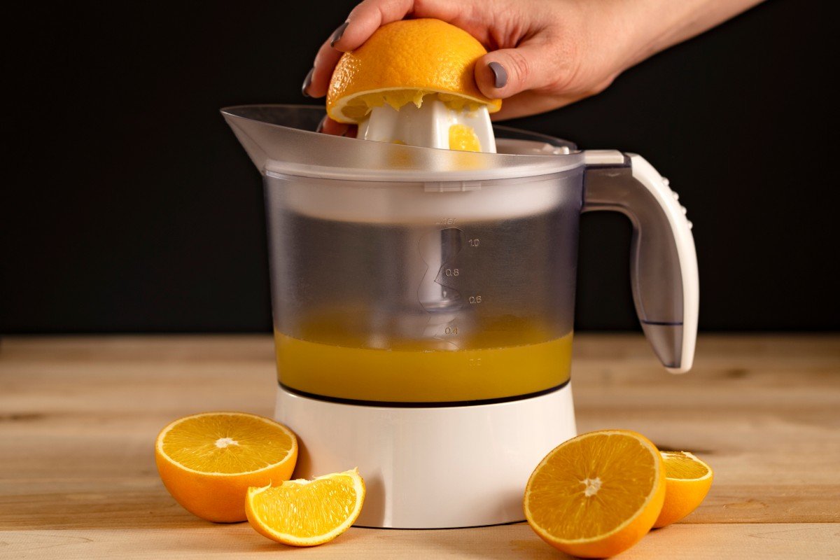 Как сделать апельсиновый сок в домашних условиях. Прибор для ручного выжимания сока из апельсина. Апельсиновый сок в кухонном комбайне. Апельсиновый сок макдональдс. Сок из цитрусовых на комбайне бош.