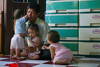 Отец из Вьетнама спасает сотни малышей от абортов.