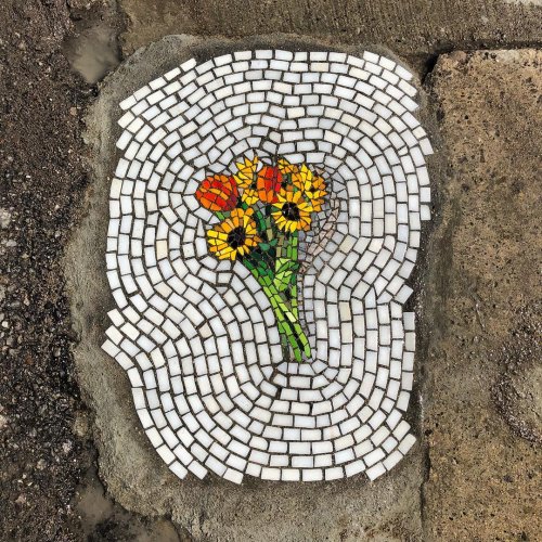 Чикагский художник латает дорожные ямы мозаикой 