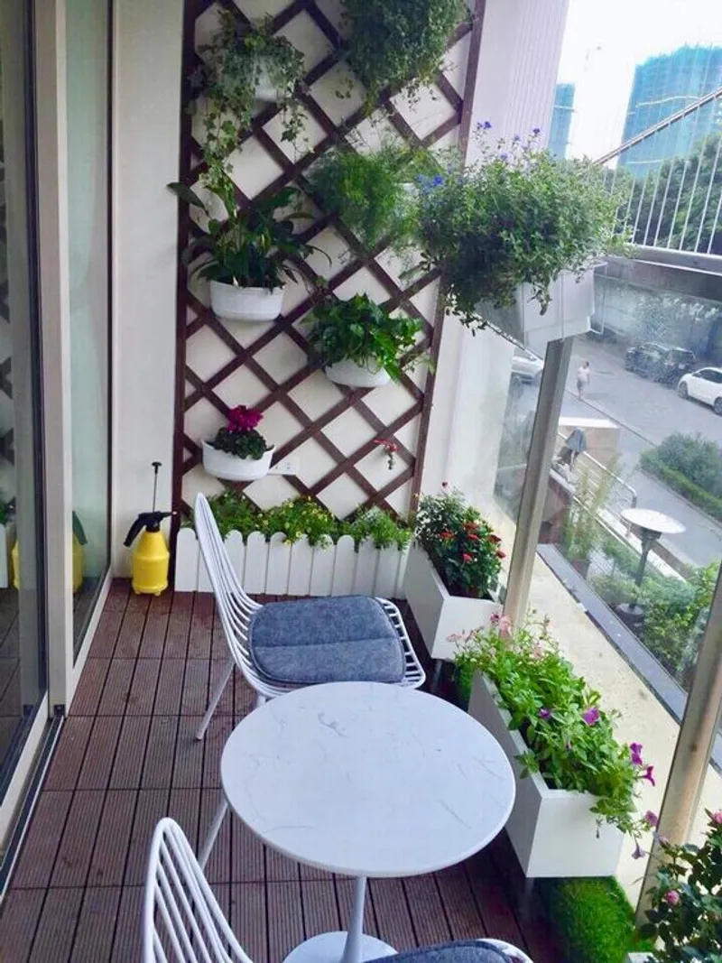 Оптимальный вариант для небольшого балкона: размещение растений на перилах в специальных подвесных горшках Оптимальный вариант для небольшого балкона: размещение растений на перилах в специальных подвесных горшках для дома и дачи,идеи и вдохновение