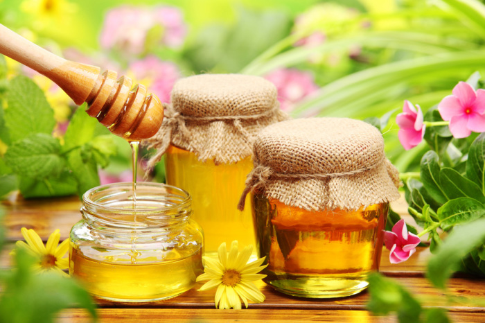 Мёд стоит хранить при комнатной температуре, иначе он кристаллизуется. 