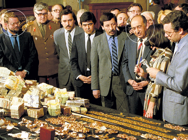 В апреле 1988 года в Прокуратуре СССР Тельман ГДЛЯН (справа) и Николай ИВАНОВ (слева) организовали выставку изъятых ценностей. Тогда всем стало ясно, какими богатствами ворочали стоявшие у руля страны люди. Фото: «ИТАР-ТАСС»