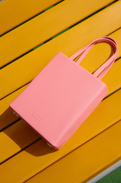 Сандалии, сумки и кроссовки: смотрим на летние аксессуары в новых лукбуках Лукбук