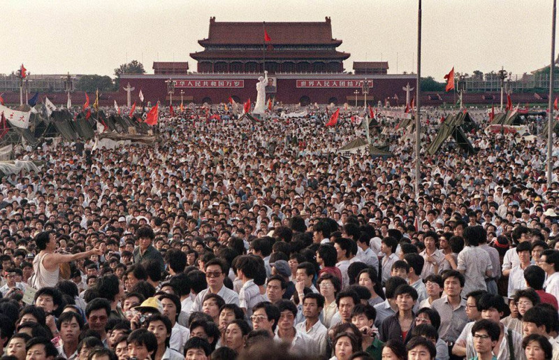 Одна из самых знаменитых фотографий протеста на Тяньаньмэнь-1989. А ведь с обеих сторон противостояния стоят фактически ровесники: студенты и солдаты.-6