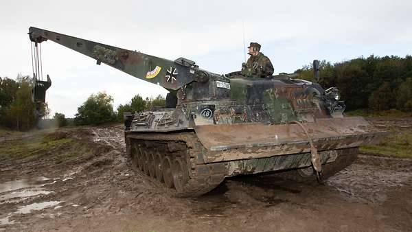Бронированные ремонтно-эвакуационные машины Bergepanzer 2 для Украины оружие
