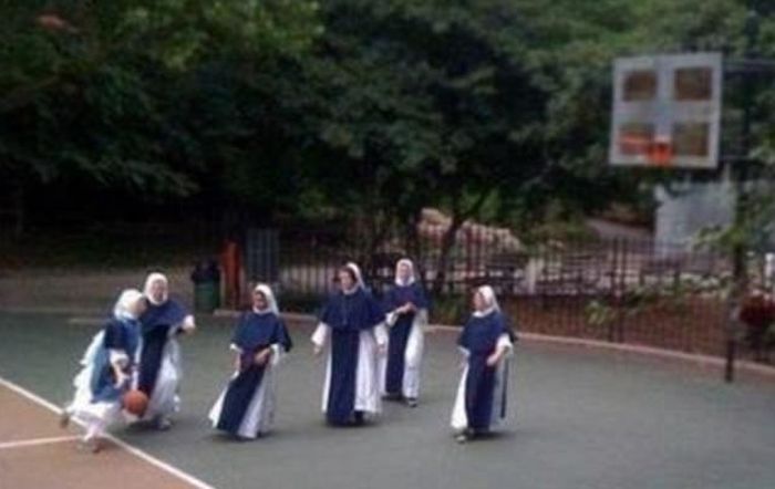 Монахини развлекаются и проводят досуг (12 фото)