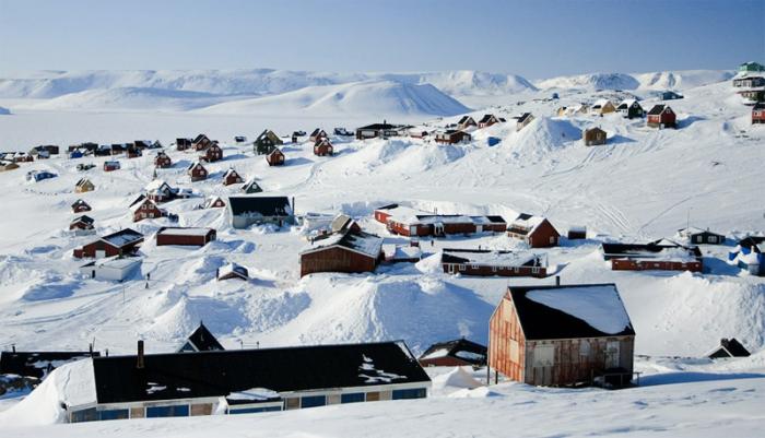 Иллоккортоормиут, Гренландия  Город считается самым северным городом на планете. Добраться до него можно лишь совершив путешествие сначала на самолете, а затем на вертолете или лодке. Долгое время основными обитателями этого места были полярные медведи, овцебыки и тюлени. В 1925 году на этих землях появились первые поселенцы. На данный момент население города составляет около 500 человек.