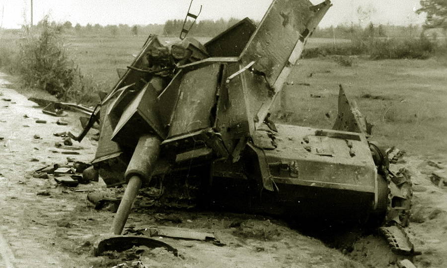 ​Разрушенная взрывом немецкая самоходная установка StuH 42 на обочине дороги. Литва, лето-осень 1944 года - Тупик «Двуглавой» | Warspot.ru