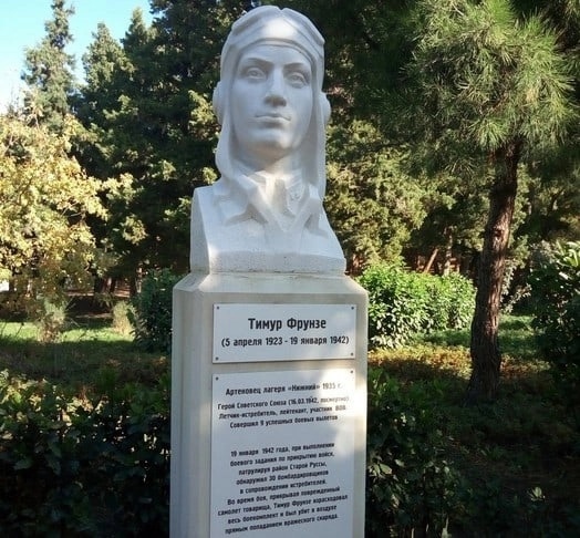 Бюст Тимуру Фрунзе, пионерлагерь «Артек».jpg