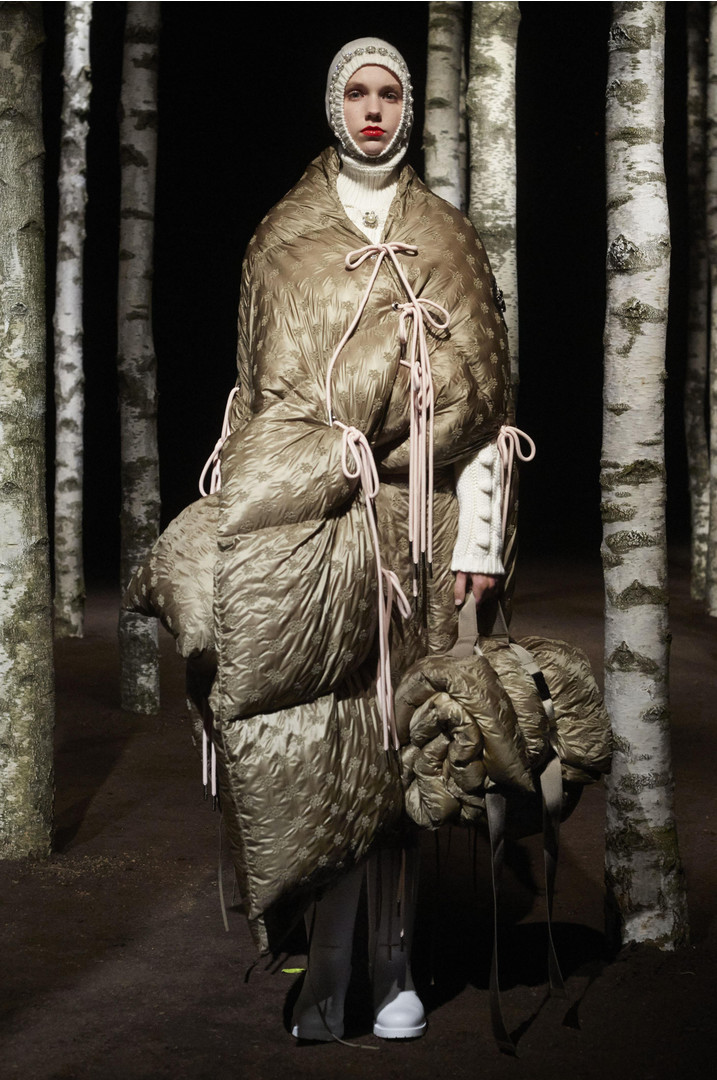 Ноу-хау в мире моды: платья из пуховиков Ноу-хау в мире моды: платья из пуховиков дизайнеры,мода,мода и красота,модные тенденции