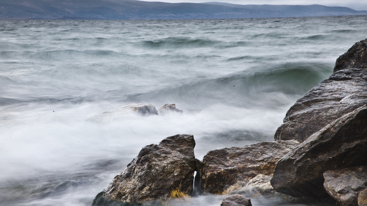 Вода светится! Тайны озера Байкал – от миражей до чёртовой воронки