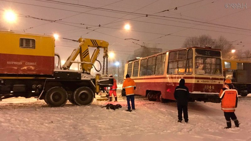 На юго-западе Санкт-Петербурга в метель сошел с рельсов трамвай 