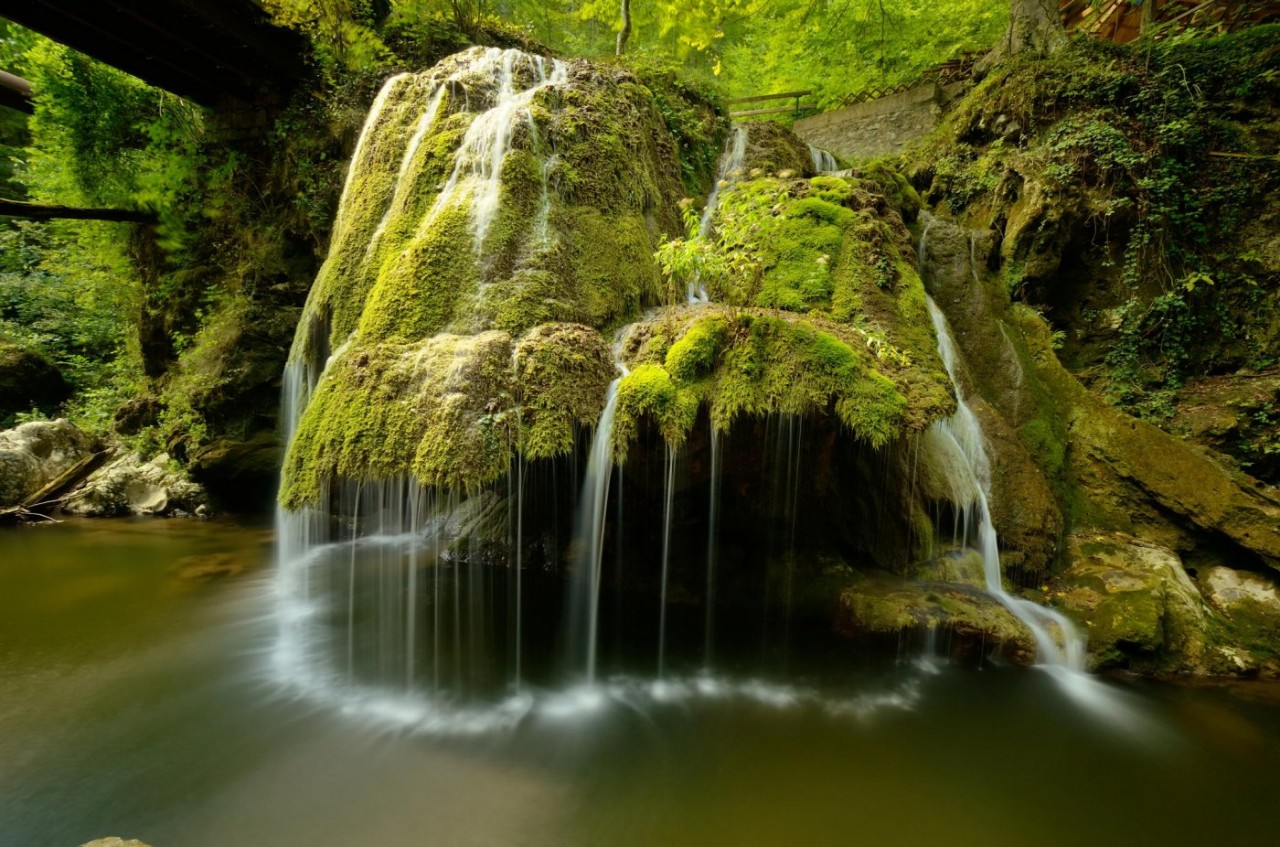 Водопад Бигар в западной Румынии, является одним из самых красивых водопадов мира, вода в нем падает уникальным образом.

