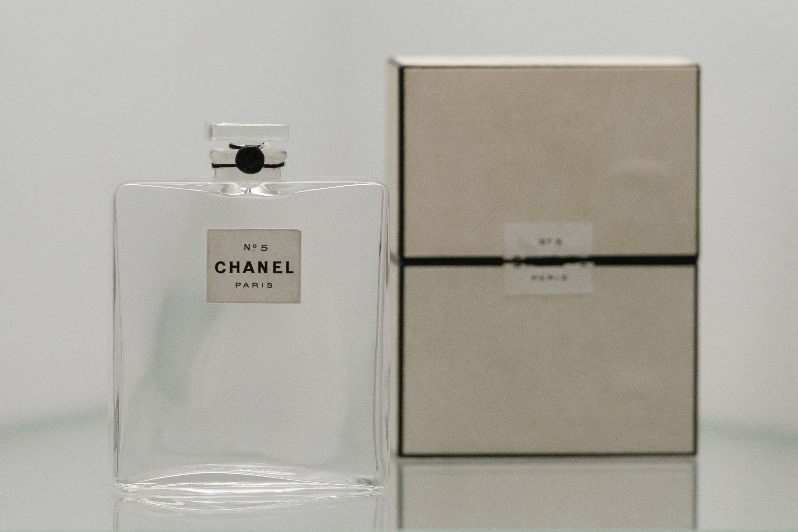 Культовый флакон духов Chanel № 5 1921 года демонстрируется во время фотосессии к предстоящей выставке «Габриэль Шанель. Манифест моды» в Музее Виктории и Альберта в Лондоне
