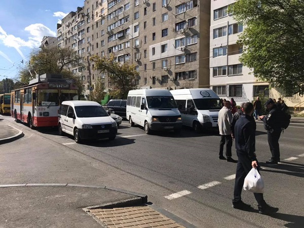 Визит Порошенко в Одессу заблокировал людей в душном троллейбусе