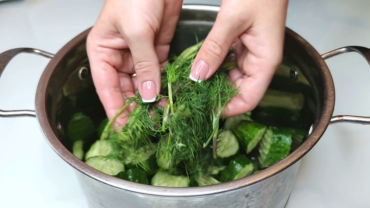 Быстрый рецепт малосольных огурцов на минеральной воде Быстрый рецепт малосольных огурцов на минеральной воде Лайфхаки