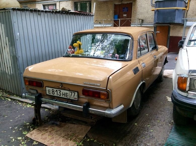 Автомобили, которые нашли во время сноса московских гаражей Автомобили, которые нашли во время сноса московских гаражей