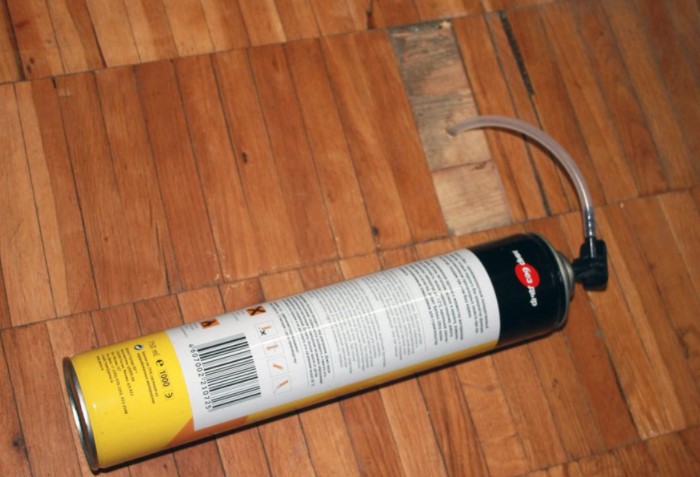 Лайфхак подходит для временного избавления от скрипа, поскольку прочность у пены низкая / Фото: buildup.ru