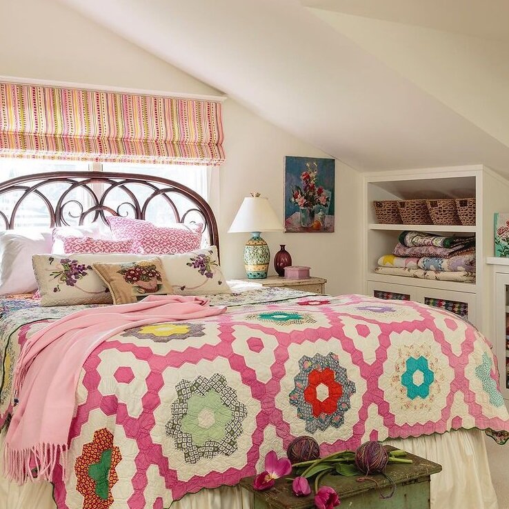 "Царство хендмейда": красочный интерьер дома, украшенный цветочными узорами, винтажными вещами и вышивкой для дома и дачи,интерьер