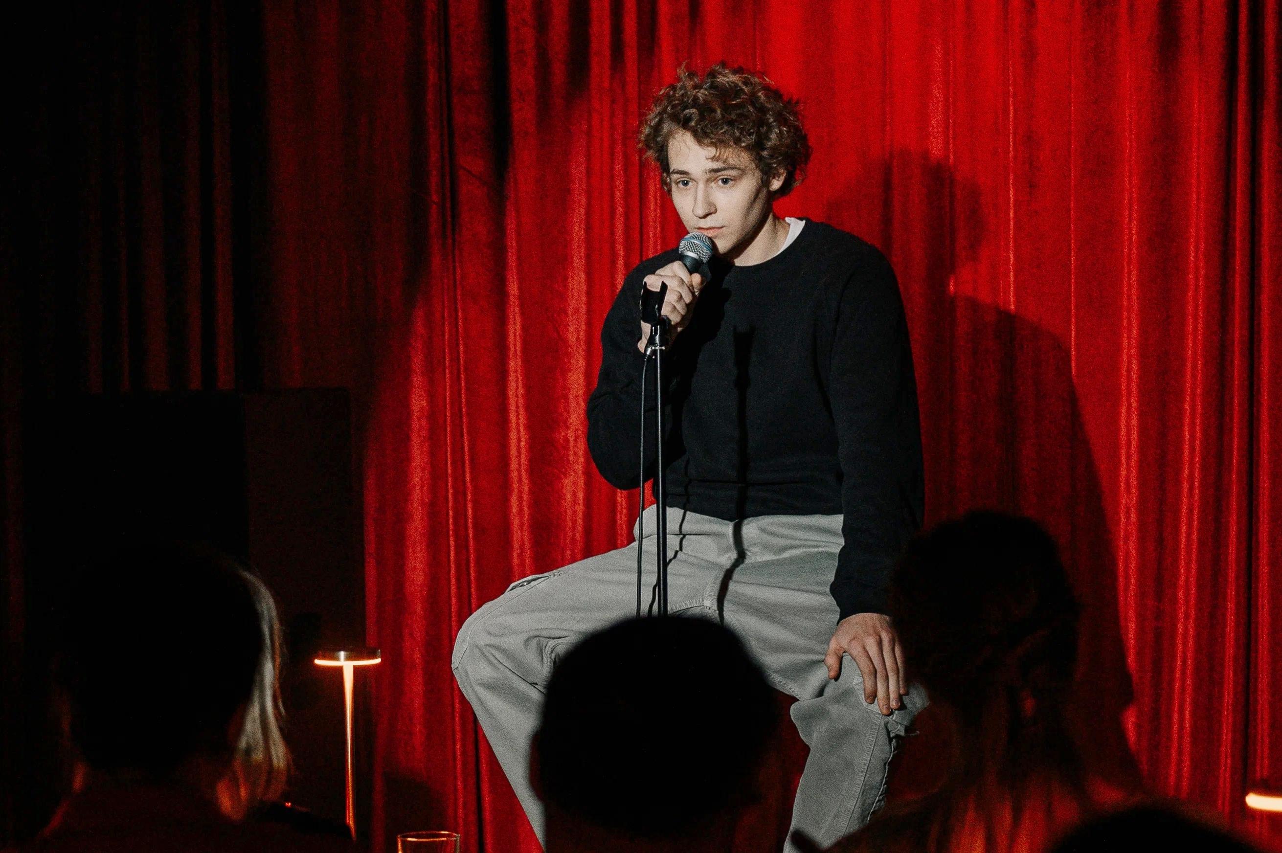 7 фильмов и сериалов про стендап-комиков и юмористов, где смех переплетается с драмой Кинопоиска, жизнь, СШАРейтинг, фильм, миссис, 76Рейтинг, начать, жизни, одного, мамой, карьеру, юмора, одним, артистов, РоссияРейтинг, только, сериал, стала, безумный, детей