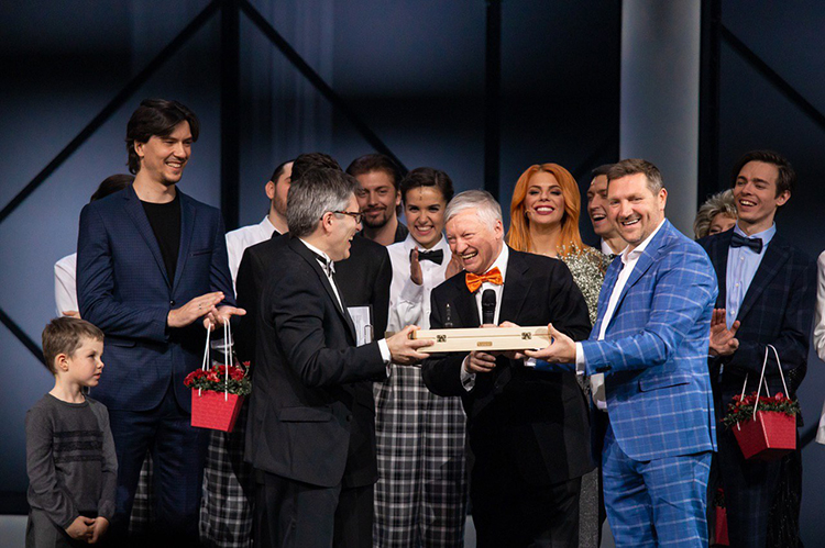 Ольга Бузова с мамой, Филипп Киркоров, Анатолий Карпов и другие на премьере мюзикла "Шахматы" Звезды,Новости о звездах