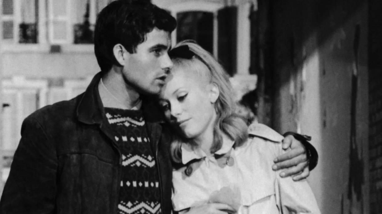 Журналисты Elle рассказали о культовом образе Катрин Денев, который актуален до сих пор Шоу-бизнес