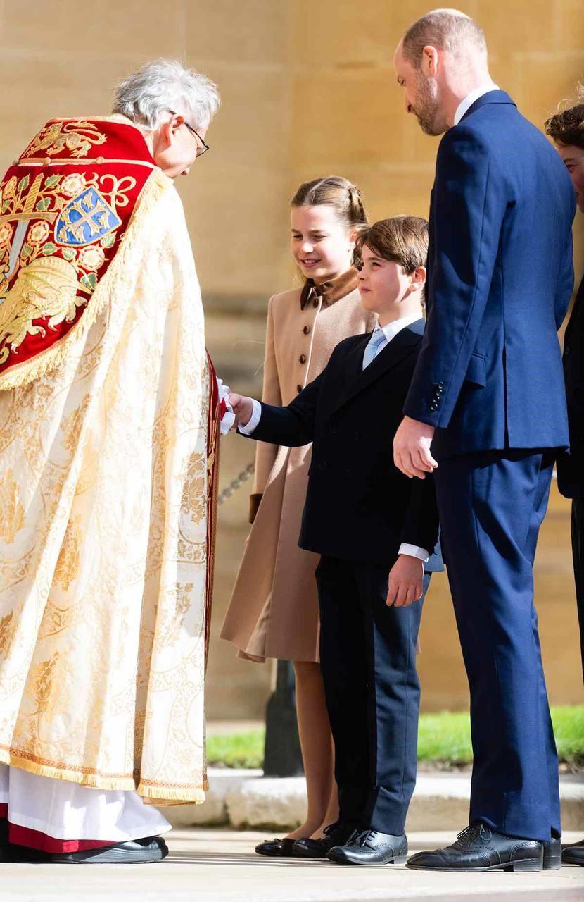 Кейт Миддлтон впервые за три года появилась с детьми не пасхальной службе: Шарлотта стала похожа на Елизавету, а Луи вырос и возмужал Кейт Миддлтон впервые за три года появилась с детьми не пасхальной службе: Шарлотта стала похожа на Елизавету, а Луи вырос и возмужал принцесса, королевской, принц, Кэтрин, радостно, несмотря, Шарлотта, службе, принцессы, королеве, семью, время, также, короля, флаги, Виндзорского, мероприятиях, Пасхи»Когда, Елизаветы, присутствующим