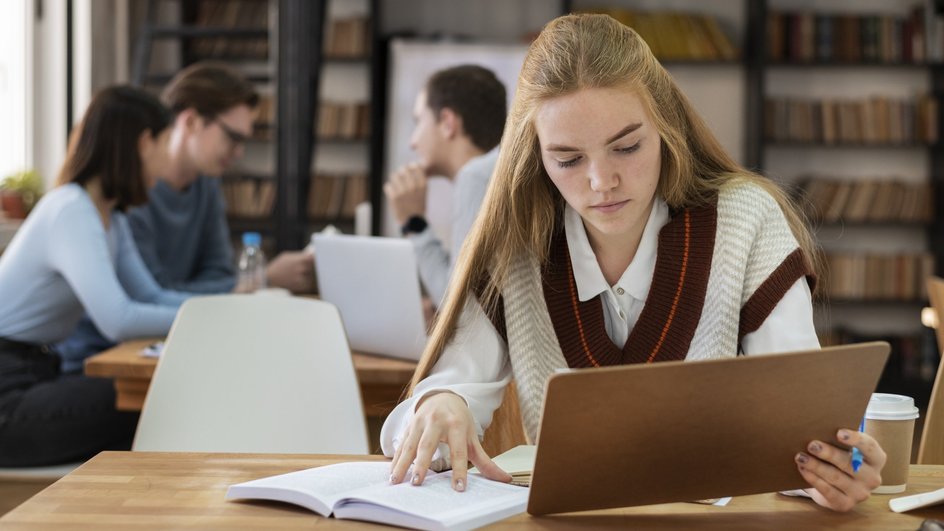 Школьница готовится к ОГЭ по русскому языку Школьница готовится к ОГЭ по русскому языку