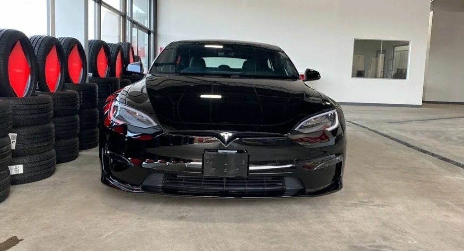 Самая мощная Tesla со штурвалом появилась в продаже на территории России