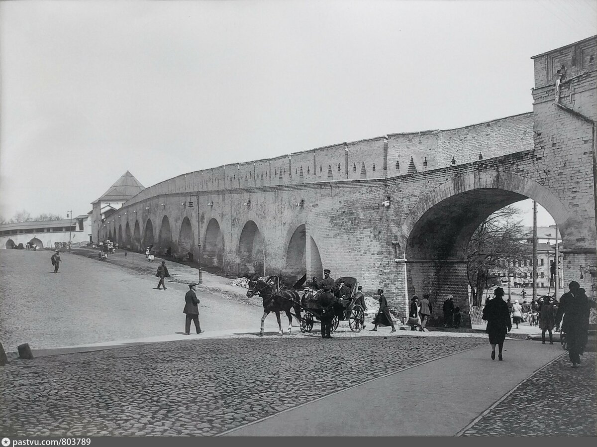 1926. Варварские ворота и стена при них после советской реставрации