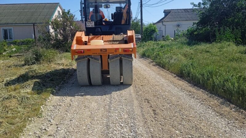 В Крыму продолжаются работы по профилированию дорог улично−дорожной сети