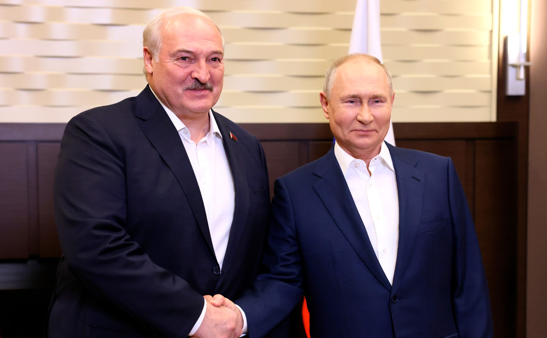 Стало известно, чем Лукашенко кормил Путина на неформальных ужинах