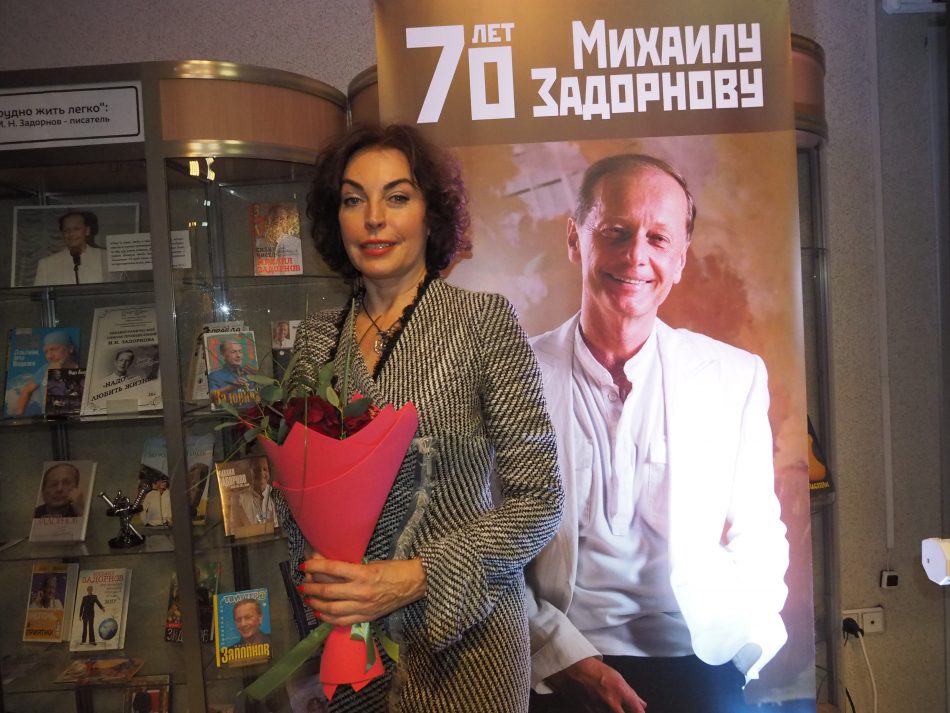 Вторая жена сатирика Елена Бомбина рассказала о пластиковом зелёном портфеле, куда в детстве складывала вырезанные из журнала колонки Задорнова/Роман Балаев