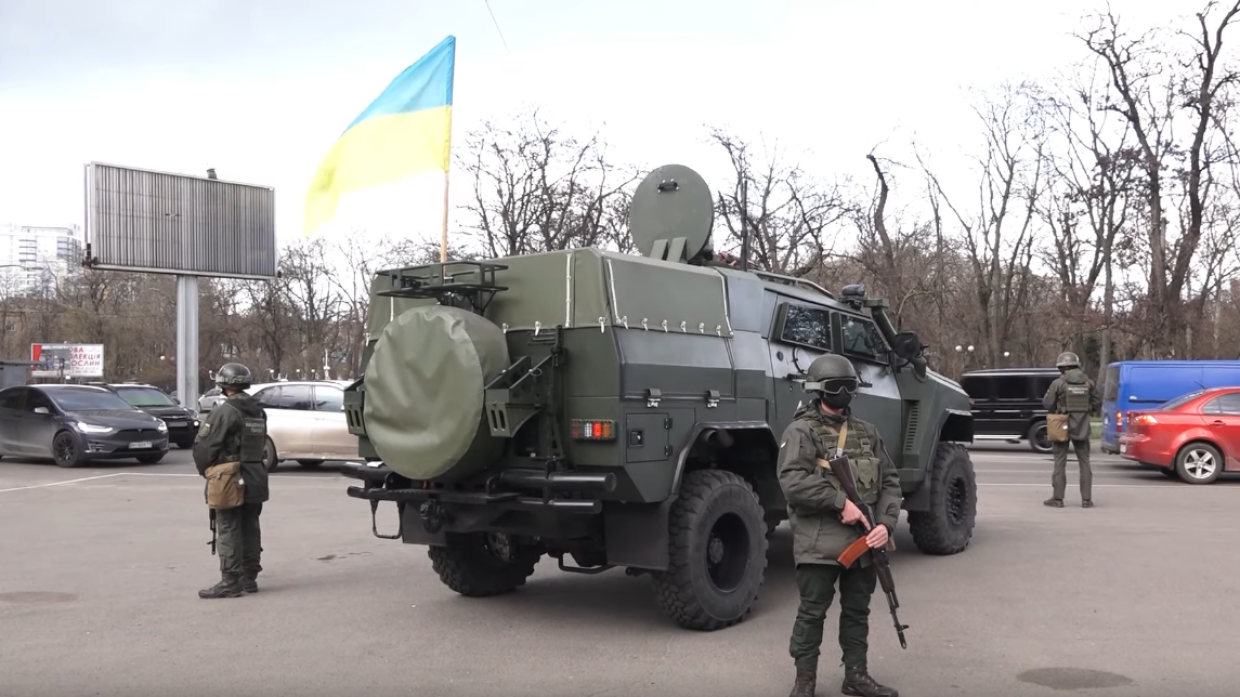 Военная техника у всех въездов и комендантский час: ВСУ начали «кошмарить» Одессу