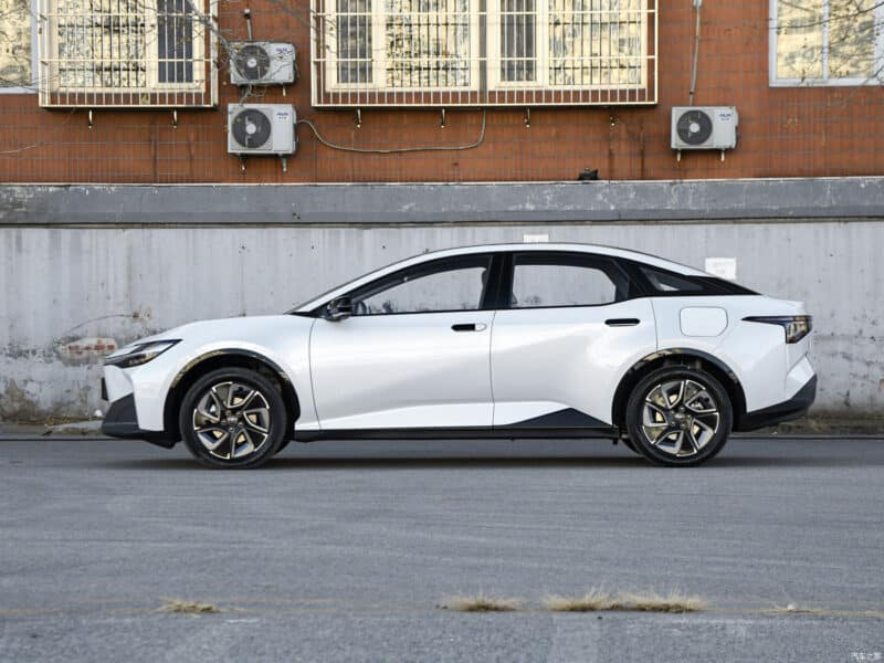 Первый электрический седан Toyota bZ3 подстригли на 3000 долларов перед началом продаж. поступит в продажу 16 апреля в Китае
