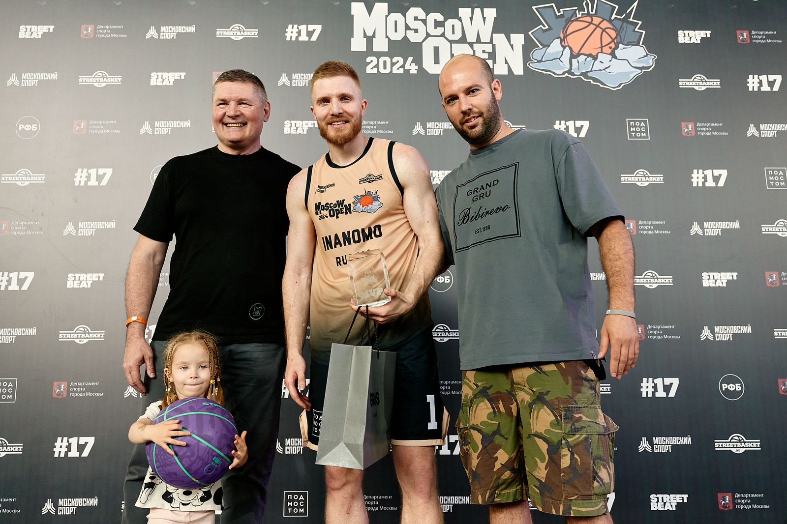 Фото: Ассоциации уличного баскетбола Стритбаскет / Владислав Мелешкин с призом MVP