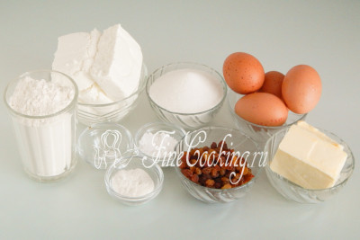 Для приготовления тертого творожного пирога нам понадобятся следующие ингредиенты: творог, пшеничная мука, сахар-песок, сливочное масло, куриные яйца, изюм, ванильный сахар, разрыхлитель теста и соль